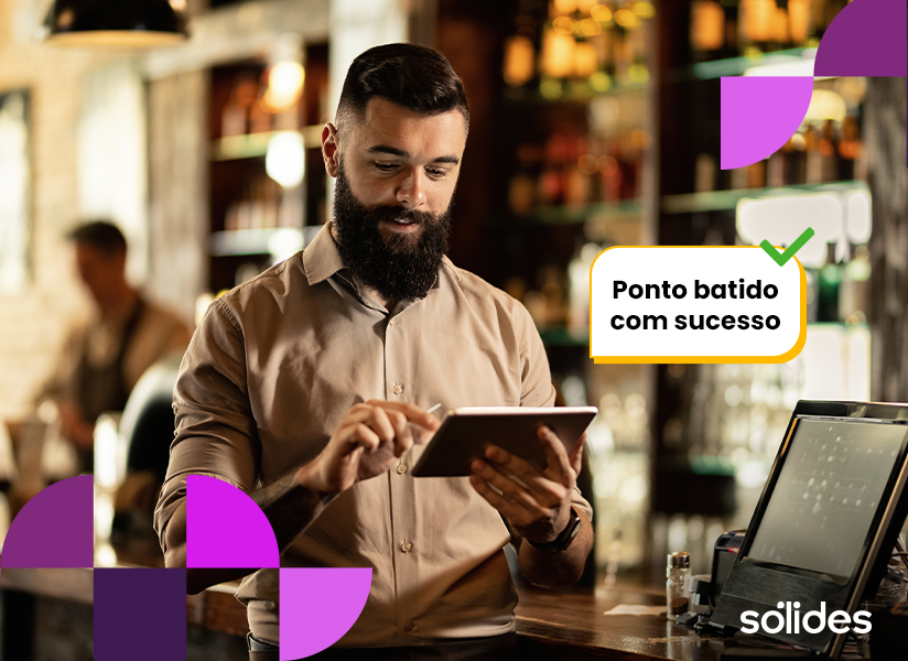 Pessoa em um local que remete a um restaurante mexe em um tablet. 