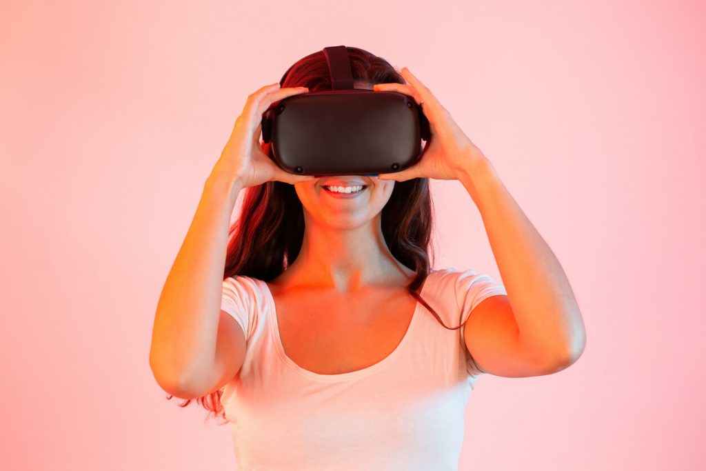 Mulher com óculos de realidade virtual acessando o metaverso