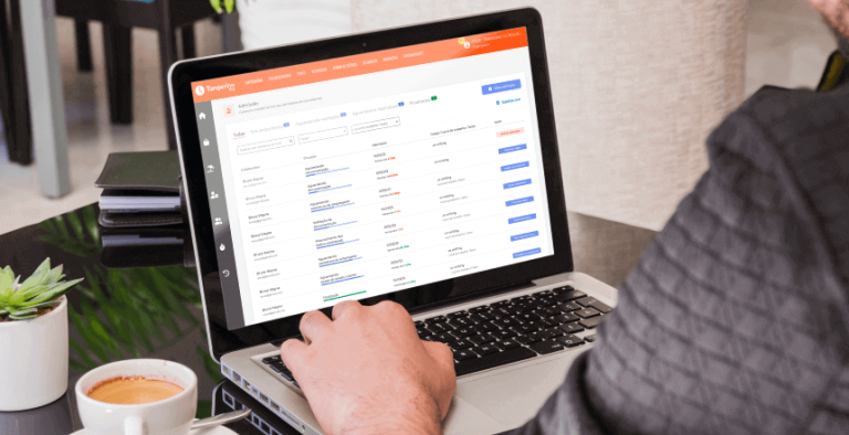 Software de Admissão Digital do Tangerino exibido em tela de notebook