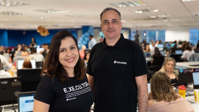Foto da Mônica Hauck e do Alesandro Garcia, ambos usam camiseta preta