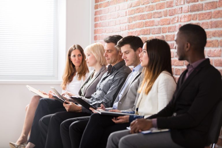 grupo de processo seletivo representando engajamento de candidatos