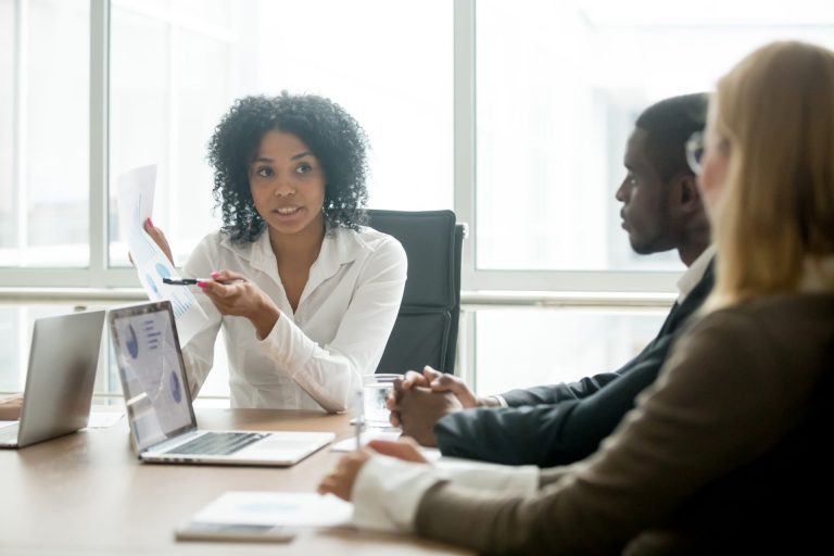 pessoas em reunião de recrutamento e seleção