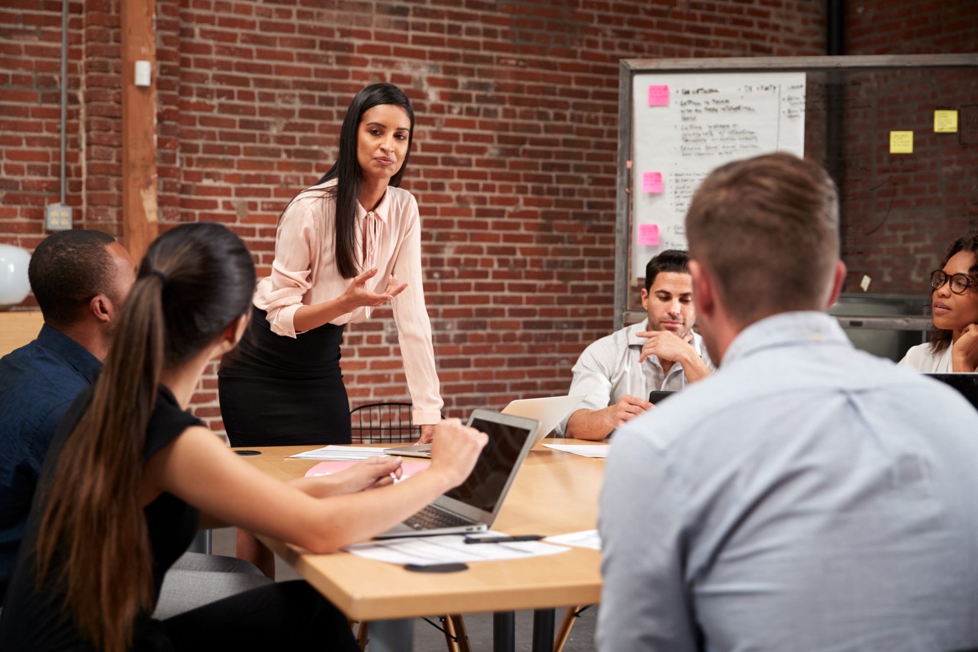 foto de uma reunião onde uma mulher pratica a liderança