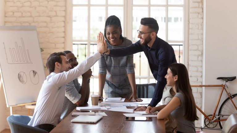 pessoas em uma reunião fazendo uma gestão da força de trabalho