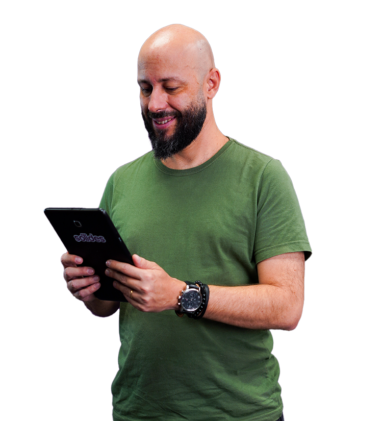 Homem segurndo um tablet com o software Sólides