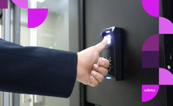Tela de computador exibindo um sistema de controle de ponto digital com gráficos de conformidade com a LGPD no RH.
