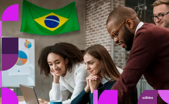 Equipe de RH em escritório com bandeira do Brasil ao fundo, analisando dados em um notebook sobre a lei trabalhista na Copa do Mundo.