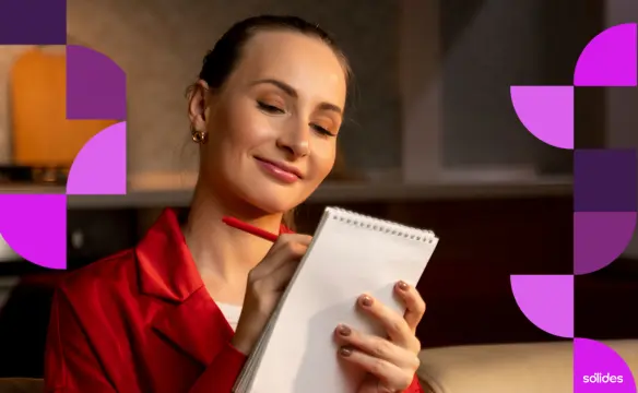 Mulher vestindo vermelho, fazendo anotações em um bloco de notas, considerando se o controle de ponto é obrigatório para empresas com menos de 20 pessoas