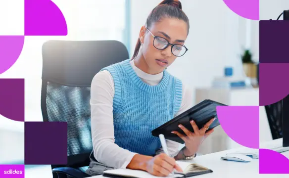 Gestora de RH organizando a folha de pagamento