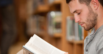 homem lendo um dos livros para gestores