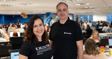 Foto da Mônica Hauck e do Alesandro Garcia, ambos usam camiseta preta