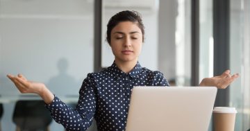mulher em frente ao computador meditando para Controlar a ansiedade