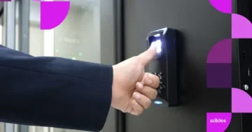 Tela de computador exibindo um sistema de controle de ponto digital com gráficos de conformidade com a LGPD no RH.