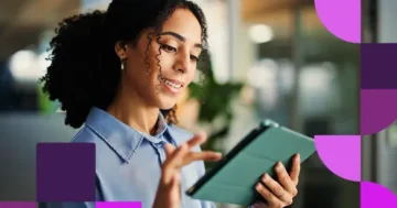 Profissional de RH analisando informações sobre reoneração da folha de pagamento em um tablet