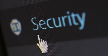 destaque em uma tela onde é possível ler a palavra Security