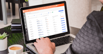 Software de Admissão Digital do Tangerino exibido em tela de notebook