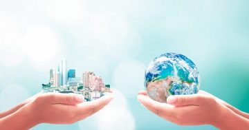 cidade e planeta nas mãos representando ações de responsabilidade social