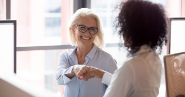 duas mulheres celebrando os benefícios do EVP