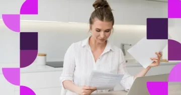 Mulher analisando folhas de pagamento considerando calcular horas extras, adicional noturno e outros adicionais na folha