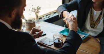 reunião entre homem e mulher para identificar soft skills