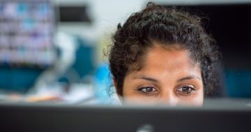 imagem de uma mulher olhando o computador e disseminando a cultura de proteção de dados