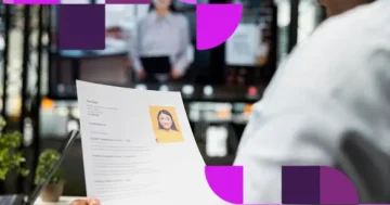 Homem analisando currículo e custo por contratação