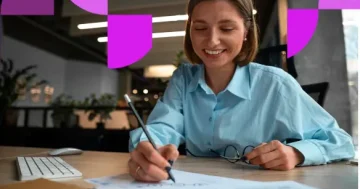 Gestora de RH feliz ao entender os descontos na folha de pagamento