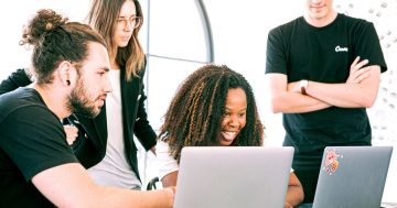 grupo de funcionários praticando o employee experience