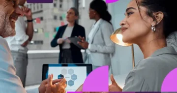 dois analistas de rh analisando possivel ferramenta de gestão de pessoas