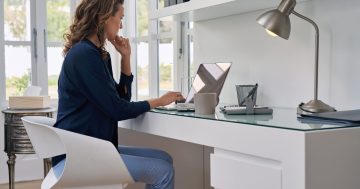 mulher durante um home office produtiva