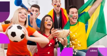 Grupo de jovens profissionais com camisas e bandeiras de diferentes países comemorando e assistindo a um jogo, ilustrando o horário de trabalho na Copa do Mundo. No canto inferior direito, o logotipo da Sólides sobreposto a elementos gráficos roxos.