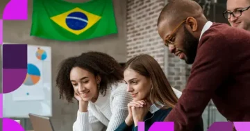 Equipe de RH em escritório com bandeira do Brasil ao fundo, analisando dados em um notebook sobre a lei trabalhista na Copa do Mundo.