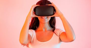 Mulher com óculos de realidade virtual acessando o metaverso