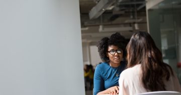representação de duas mulheres em momento de entrevista