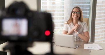 mulher gravando o seu vídeo currículo