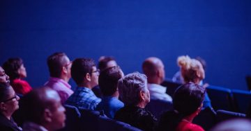 várias pessoas sentadas em um auditório