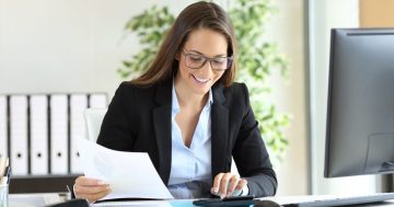 uma mulher sorrido e fazendo o orçamento de rh