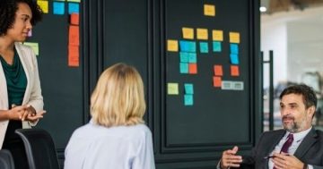 reunião sobre endomarketing e marketing interno