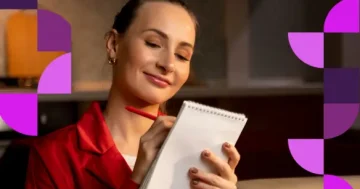 Mulher vestindo vermelho, fazendo anotações em um bloco de notas, considerando se o controle de ponto é obrigatório para empresas com menos de 20 pessoas