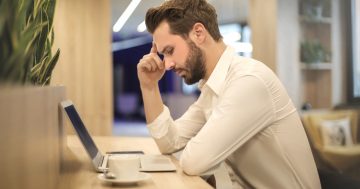homem em frente ao computador para superar o maior problema do 9 box