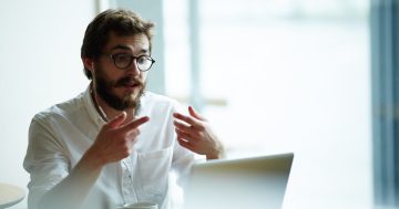 Homem em reunião remota sofrendo com problemas de comunicação nas empresas