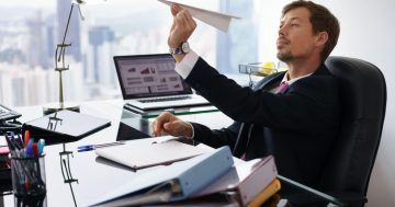 Colaborador fazendo procrastinação no trabalho