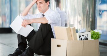representação de um homem arrasado após uma demissão