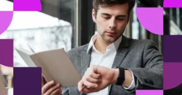 Homem branco, olhando o relógio e considerando a redução da jornada de trabalho