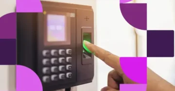 Colaborador realizando a marcação de ponto no relógio de ponto
