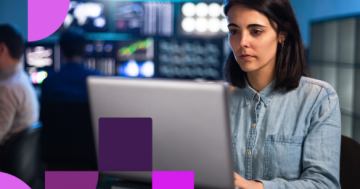 Profissional de RH analisando dados em laptop em ambiente de tecnologia, representando segurança da informação na folha de pagamento