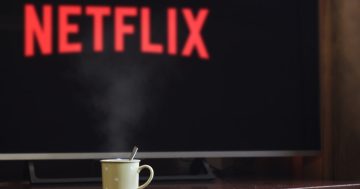 imagem de uma TV com Netflix e uma caneca na frente com séries sobre gestão de pessoas