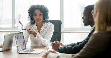 pessoas em reunião de recrutamento e seleção