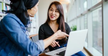 duas mulheres conversando sobre ferramentas de RH