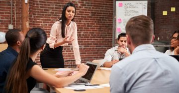 foto de uma reunião onde uma mulher pratica a liderança